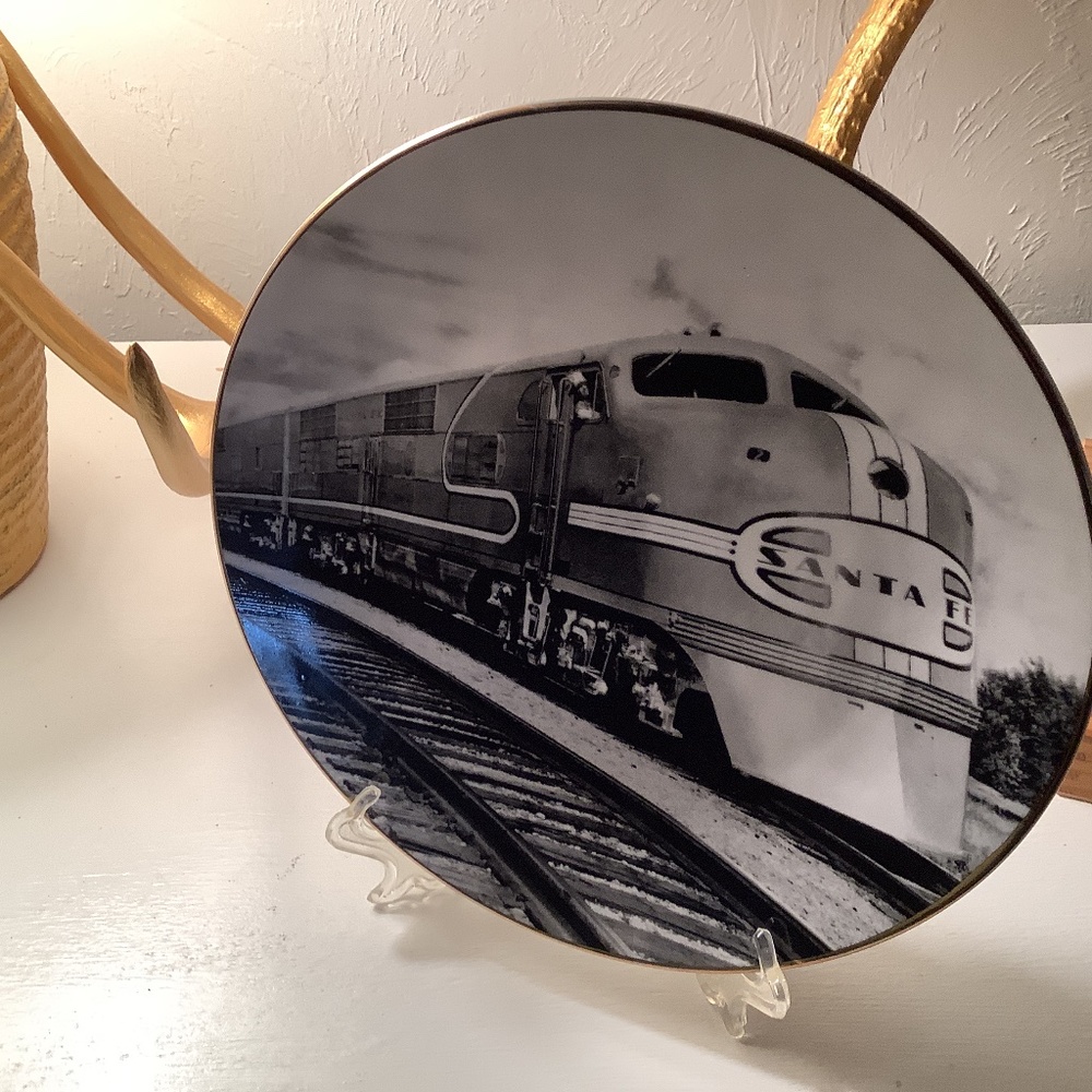 plate BNSF Railway Santa Fe limited edition plus plate stand gold black white